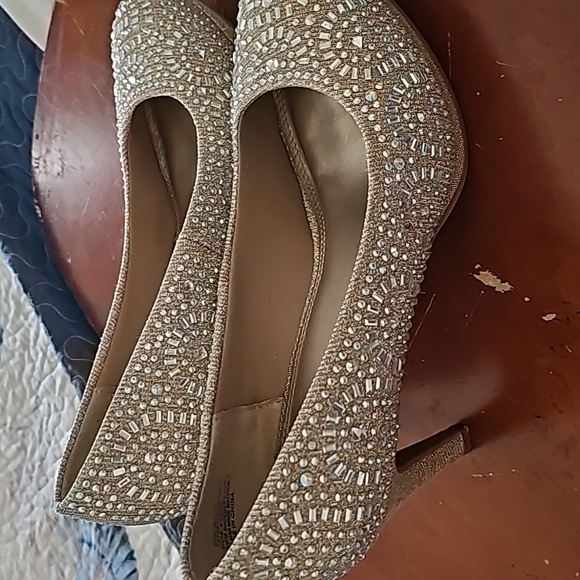 Size 8.5 Silver slipper champaign color beaded heels - Picture 2 of 4